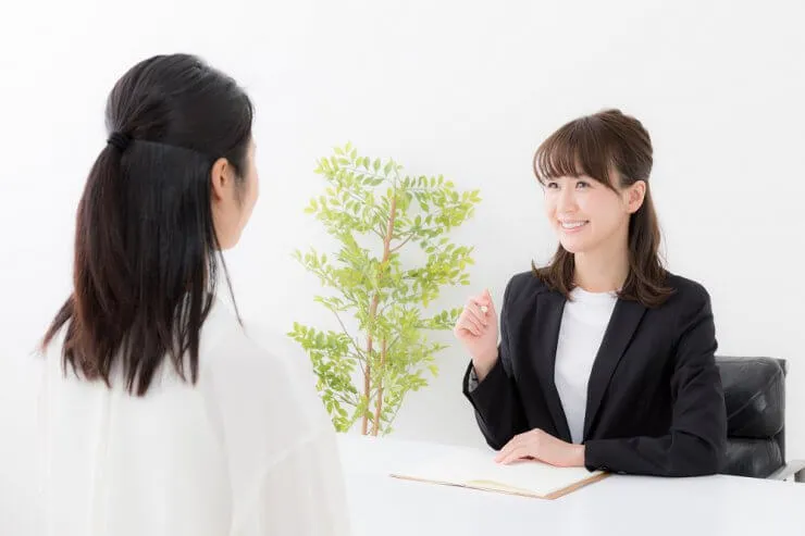 女性がカウンセラーに相談している様子の写真